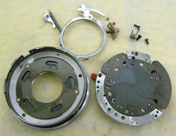 油分が潤出したレンズシャッター