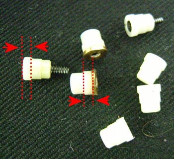 レンズの形状に合うよう、コロを切断する