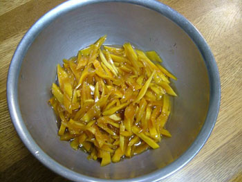 ジャムの作り方１：マンゴーを千切りにし、白ワインに浸す