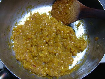 ジャムの作り方３：鍋に移し、水・砂糖を入れる