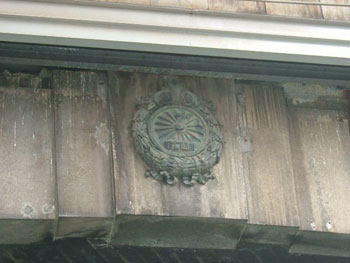 日本橋川の蒸気機関車の動輪の標章