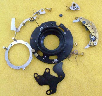 分解し、清掃したシャッター