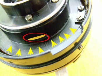 原因は分離したヘリコイドグリスが侵入したため