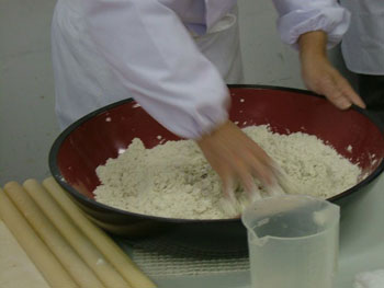 蕎麦粉をこねる