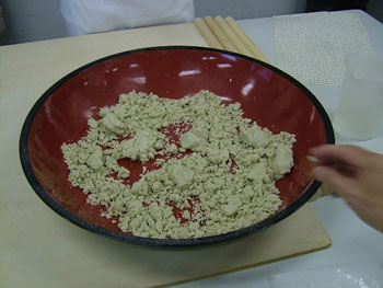 蕎麦粉に合わせ加水する