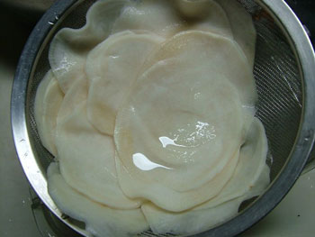 笊に開け、水切りをする