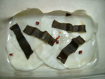 調味料と蕪を重ねる