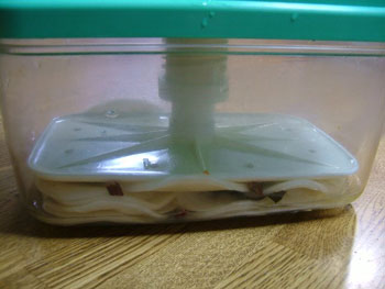 漬け物器で圧を掛ける