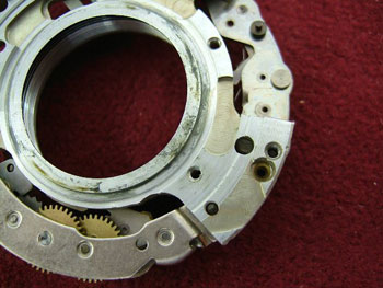 開閉環の収まっていた溝部に油分と金属の摩耗に寄る汚れ