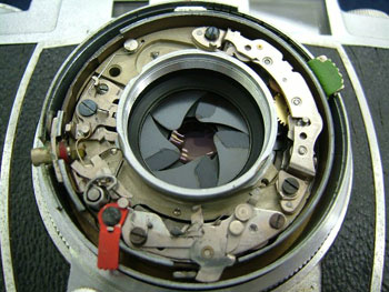 故障の原因はシャッター羽根の油分の湿潤