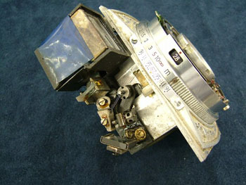 距離計ごと前板が外れる珍しい仕様