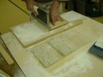店主がお土産用の蕎麦を打ちます
