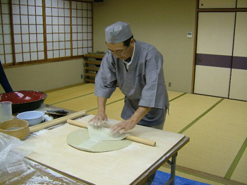 蕎麦友も急いで打っています