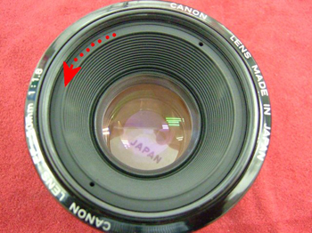 前群レンズに開閉の為の穴が２カ所