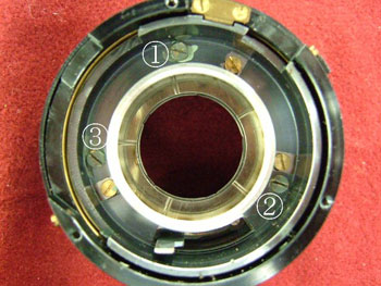 １から３のネジを外しますとヘリコイド部と鏡筒部に分離