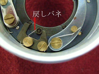 戻しバネにより、常に開放方向に作用