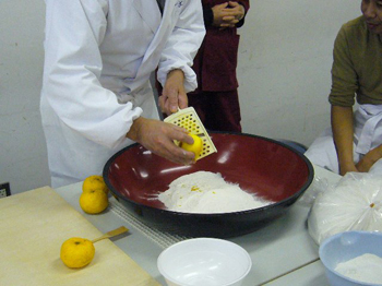 柚をすり下ろした柚切り蕎麦を作る