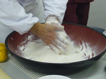 柚と更科粉を馴染ませる