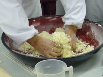 糊化した部分に更科粉を揉み込む