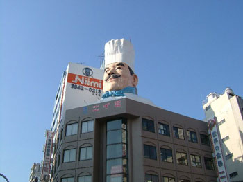 浅草通りのシンボル人形