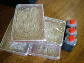 できた蕎麦を容器に入れる