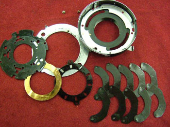 分解した全ての部品に油分の汚濁