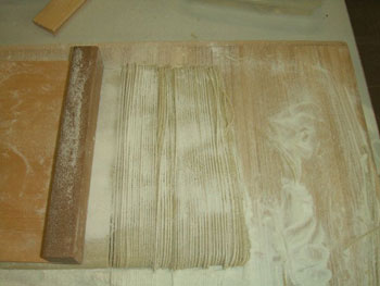 跳ねる蕎麦生地