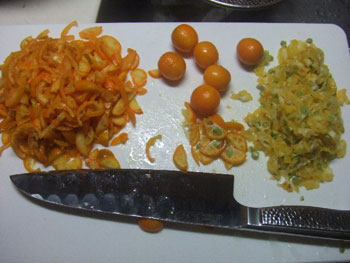 金柑ジャムの作り方：金柑を二つに切り、中身を取る