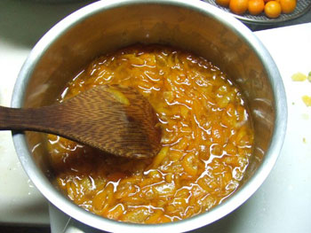 金柑ジャムの作り方：無糖リンゴペクチンを加え、煮る