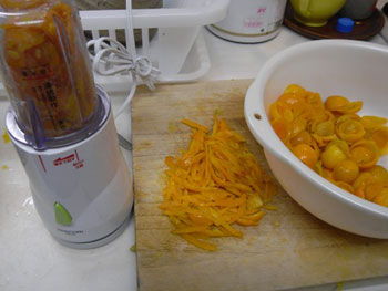 金柑ジャム作り３：金柑をミルに掛け、粉砕する