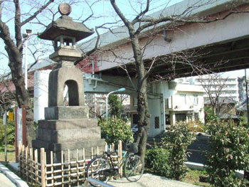 牛嶋神社境内跡に残された常夜灯
