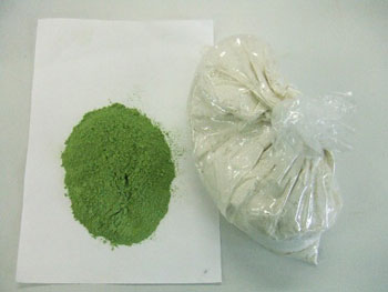 アシの若葉を摘み粉末にした「アシ粉」