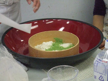 蕎麦粉と馴染むようにアシ粉を混ぜる