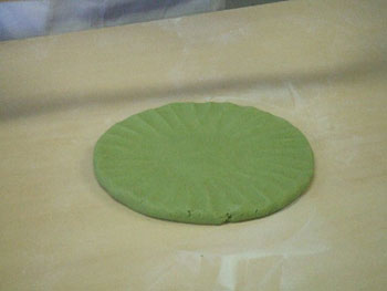 萌葱色になった蕎麦生地