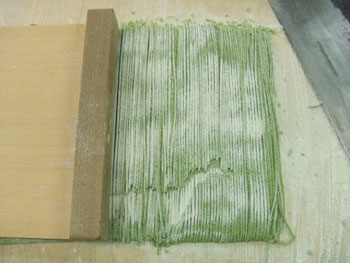 水が足りずに一部切れたアシ粉の蕎麦生地