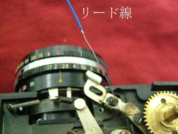 荷札の鉄線を穴に通す