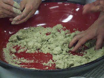 蕎麦粉と桜葉の粉末を合わせて捏ねる