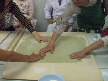 麺棒の扱いで蕎麦生地の伸ばし方が変わる