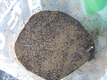 チップ・蕎麦殻・油粕を重ね、水を散布