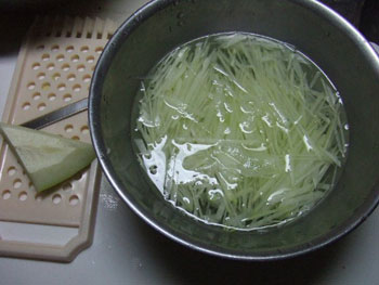 パパイヤを千切りにし、灰汁を抜く