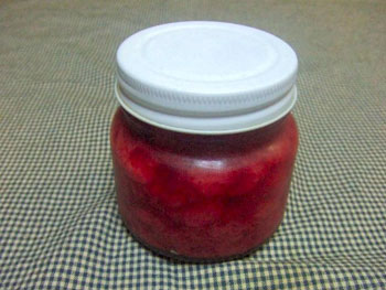 できた苺ジャムをビンに詰める