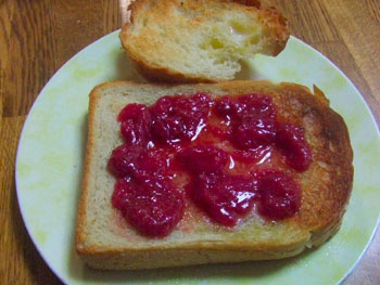 手作りジャムをトーストに塗ってみる