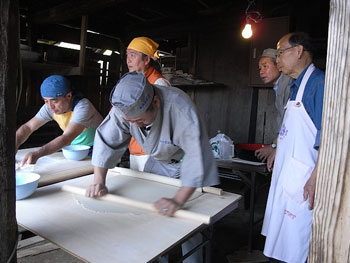 到着してすぐ蕎麦打ち