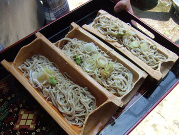 お手製竹の器で手打ち蕎麦を食す