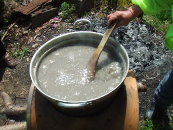 炭酸ナトリウムを入れ、凝固させる