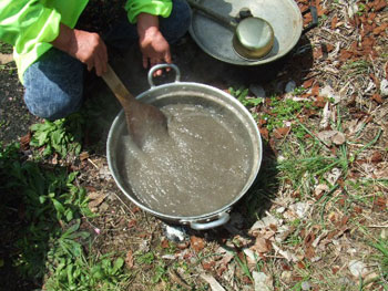 表面をならし、火から下ろす