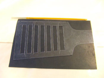 型紙をあてて目立ての目安を記す