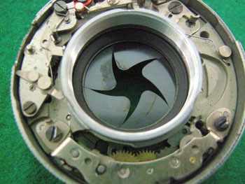 シャッター羽根を右巻きに組み込む