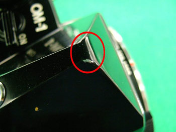 塗料が剥げた跡から、謎の銀色の素材