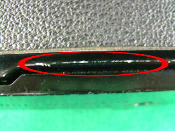 塗料が剥げた跡から、謎の銀色の素材